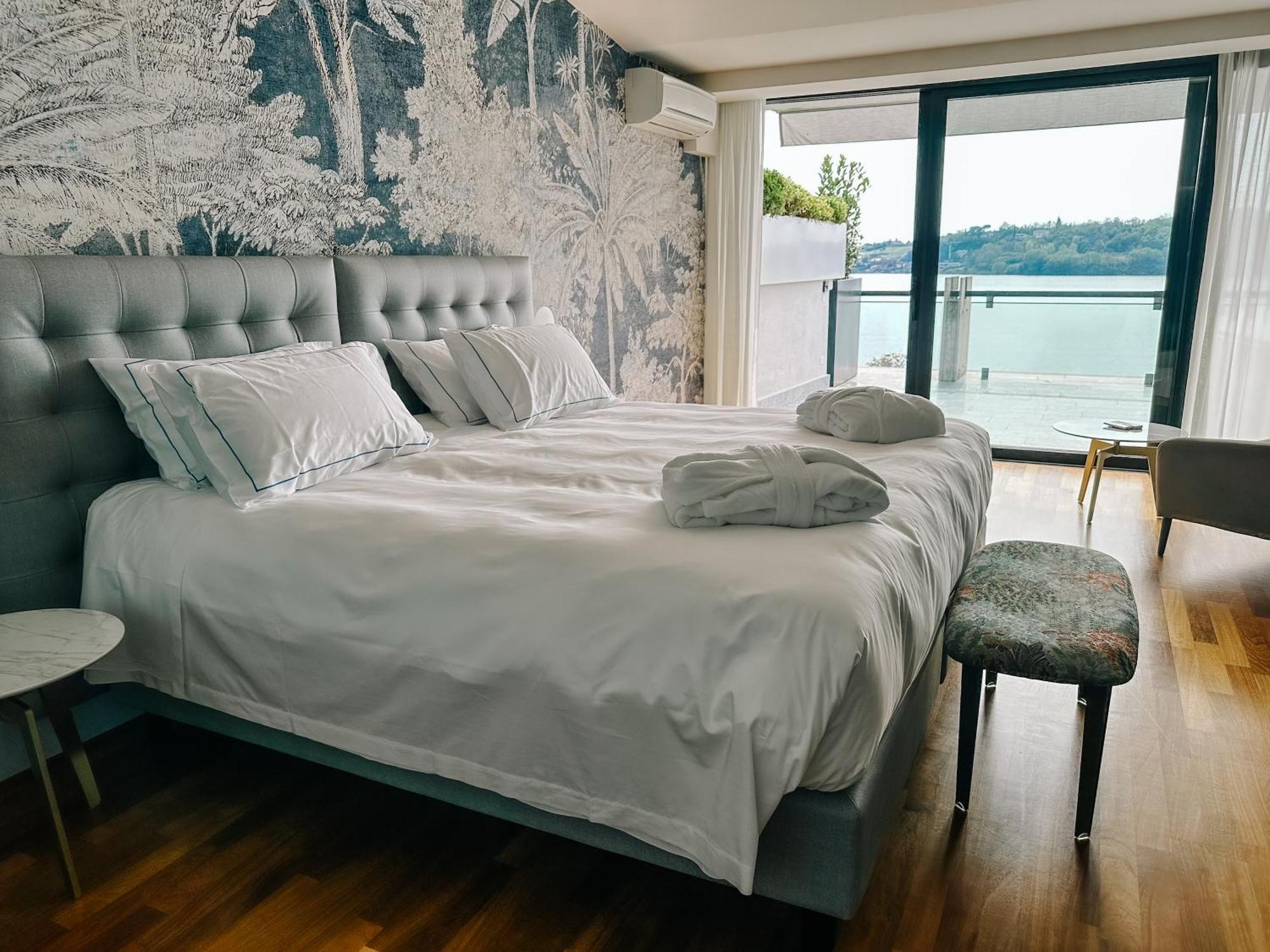 Panoramic Suite with Terrace and Lake View,1572629054:JPEG