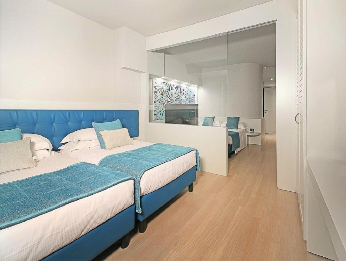 Family Room with Balcony and Lake View,1209691459:JPEG